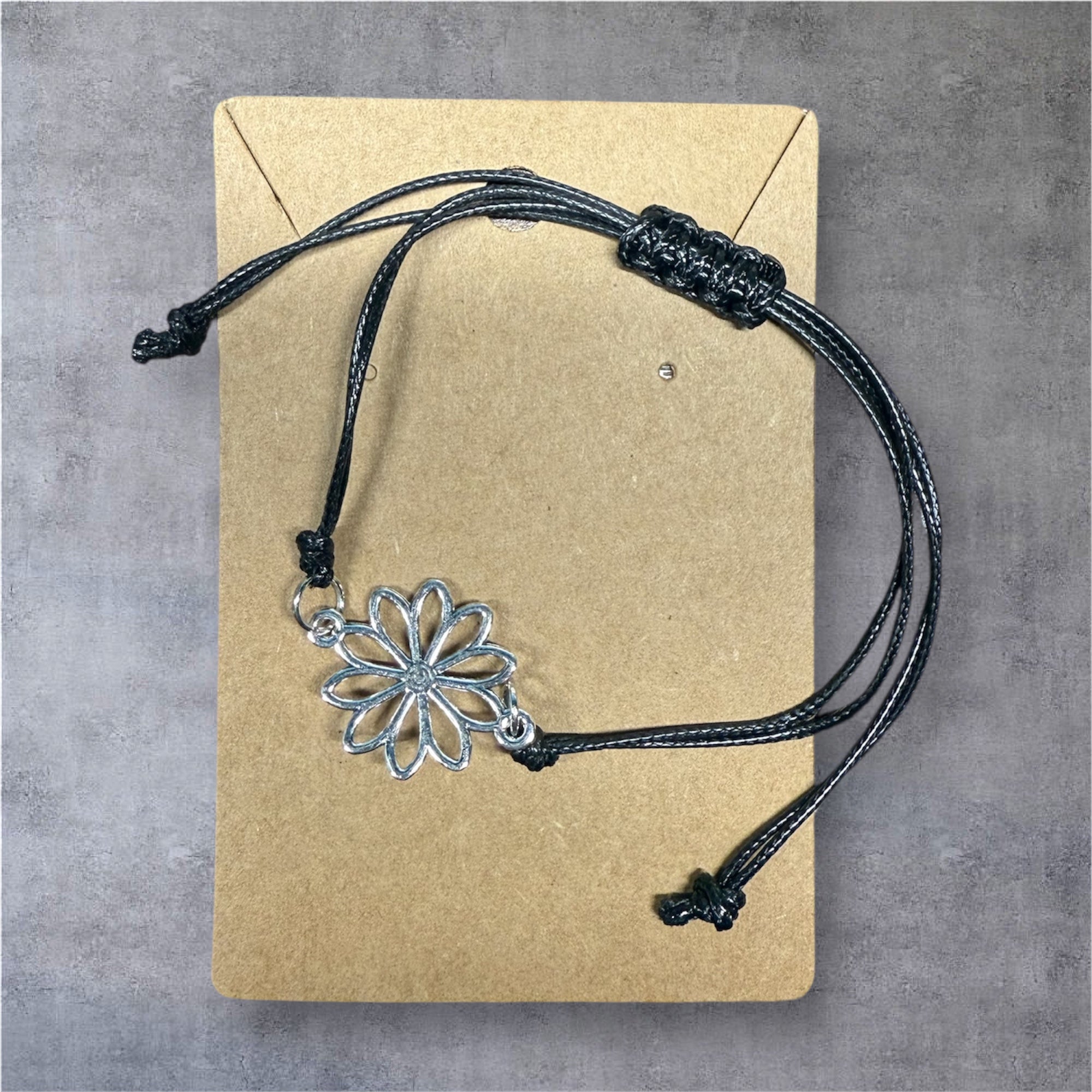 Bracelet Fleur Argentée sur Cordon Noir