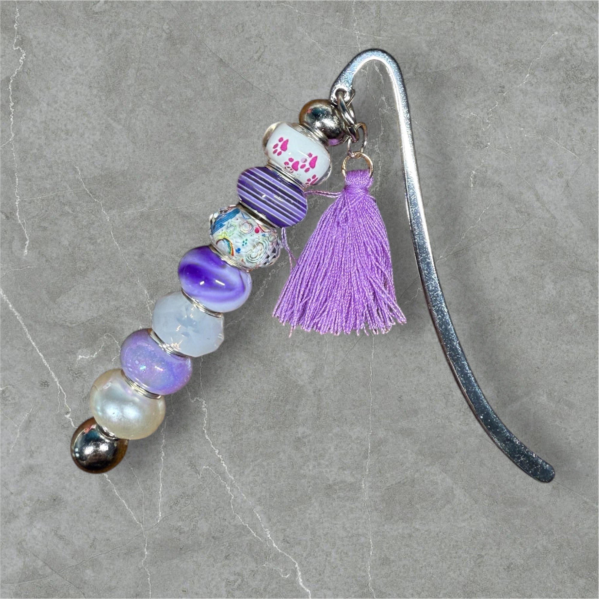 Marque-page – Perles violettes & pompon / pièce unique