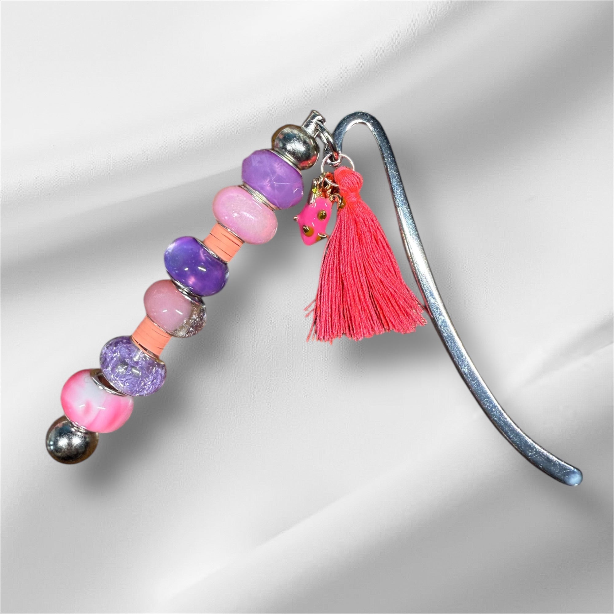 Marque-page – Perles roses & violettes, pompon corail / pièce unique