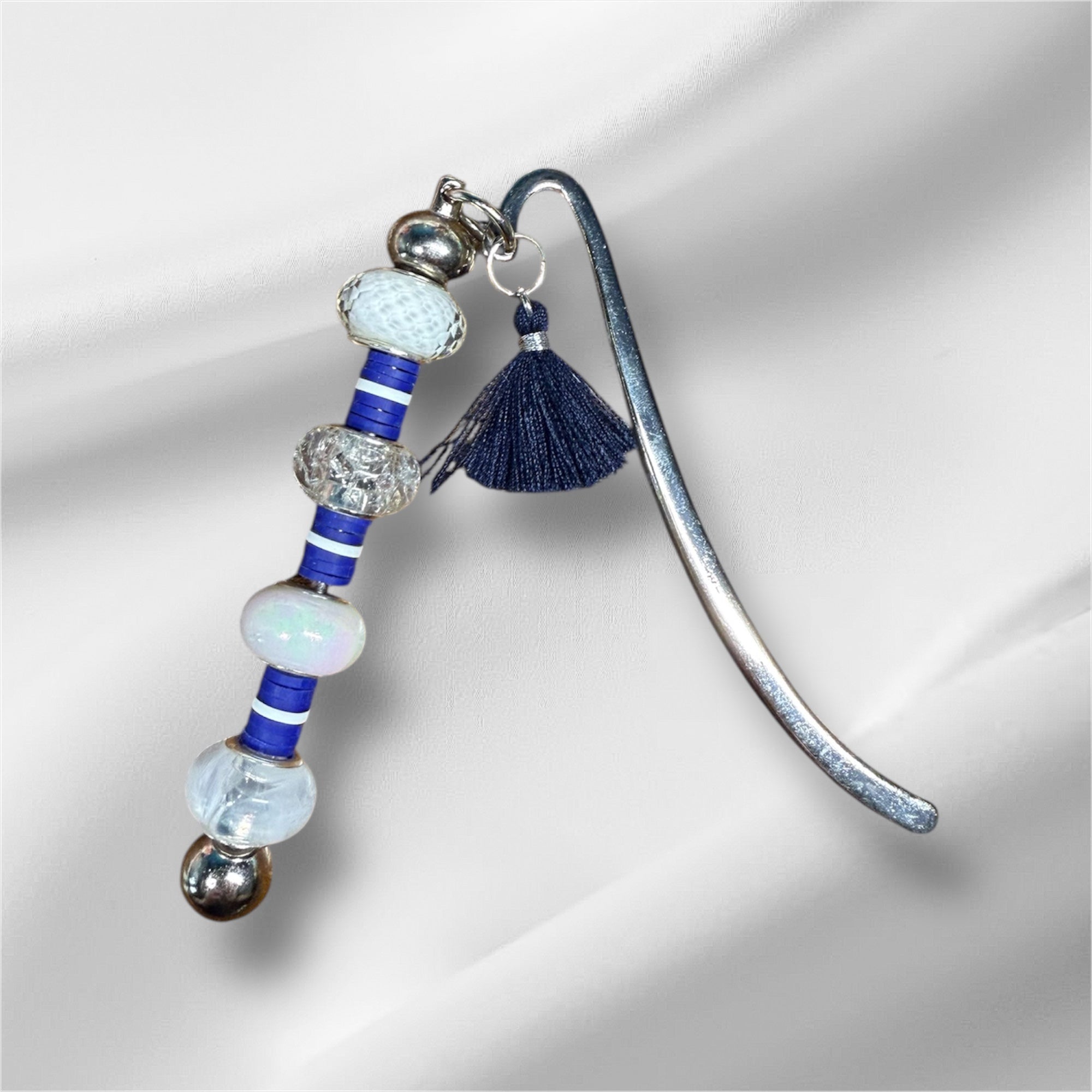 Marque-page – Perles bleues & blanches, pompon marine / pièce unique
