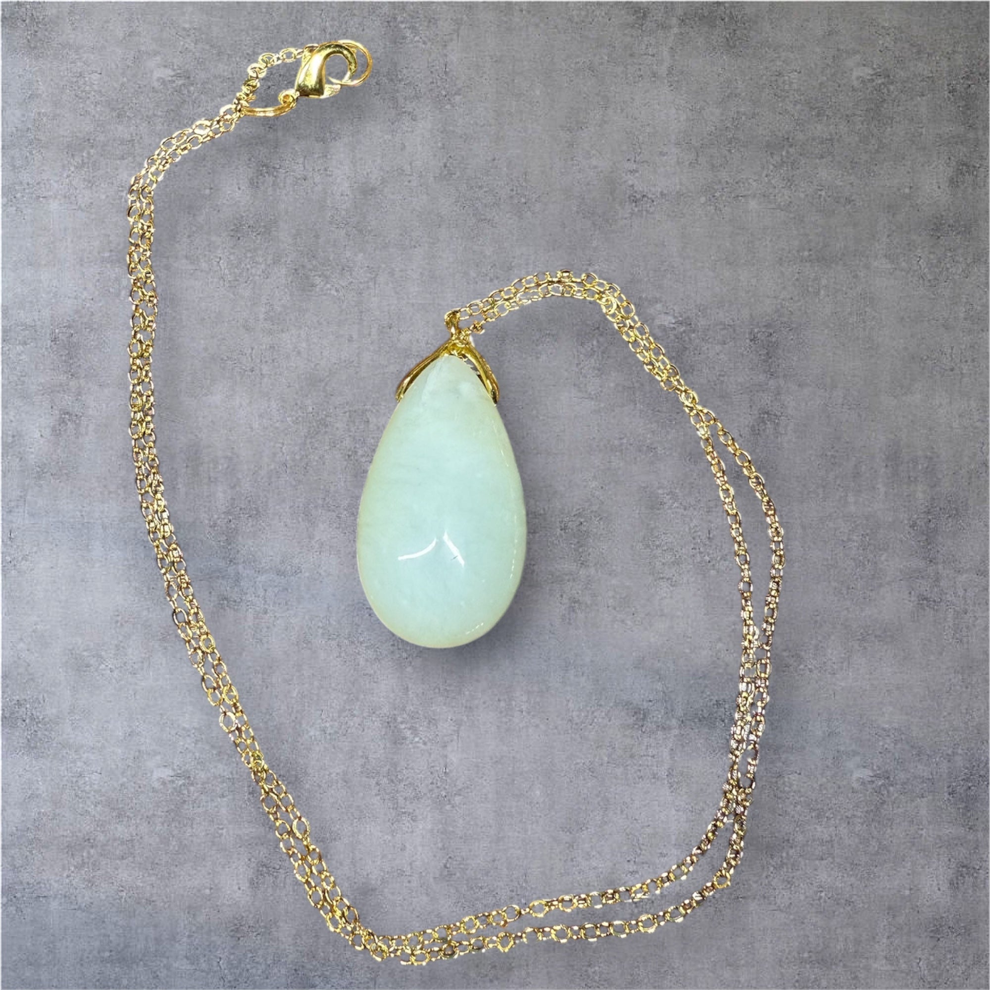 Collier pendentif goutte en jade de Chine
