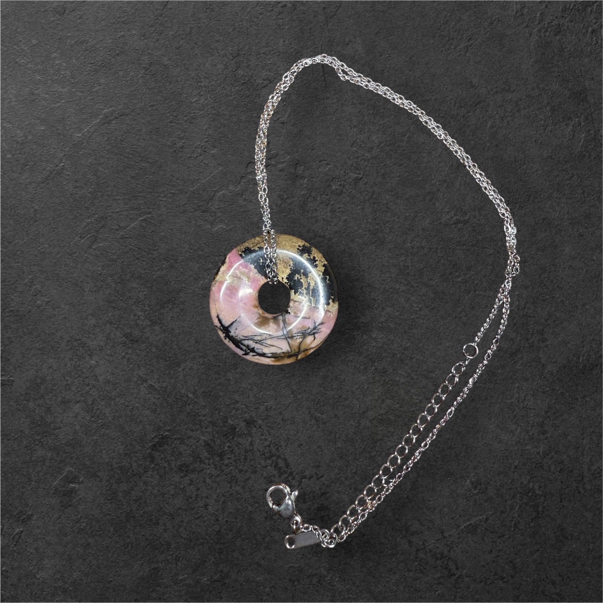 Collier pendentif donut en rhodonite