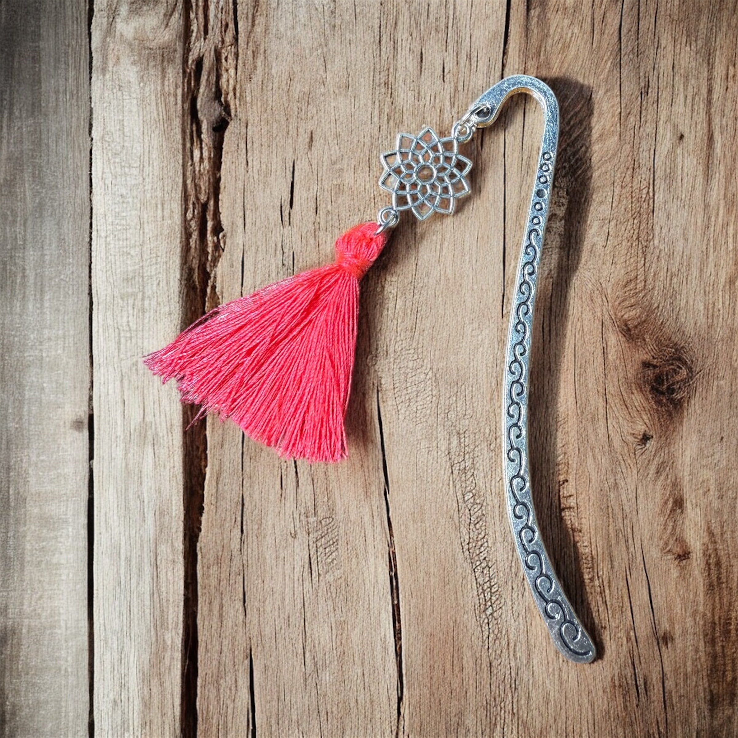 Marque page pompon rose fluo